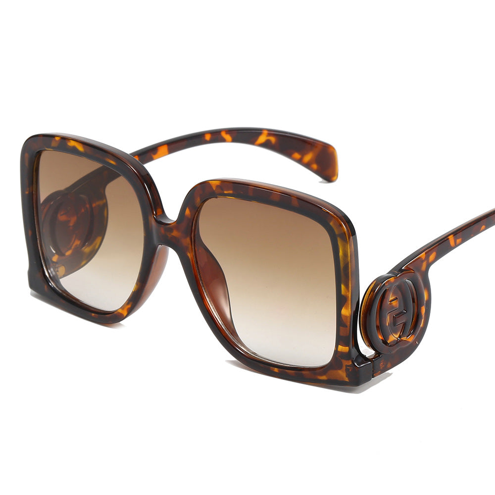 Dame solbrille i elegant kvadrat-design Skanto
