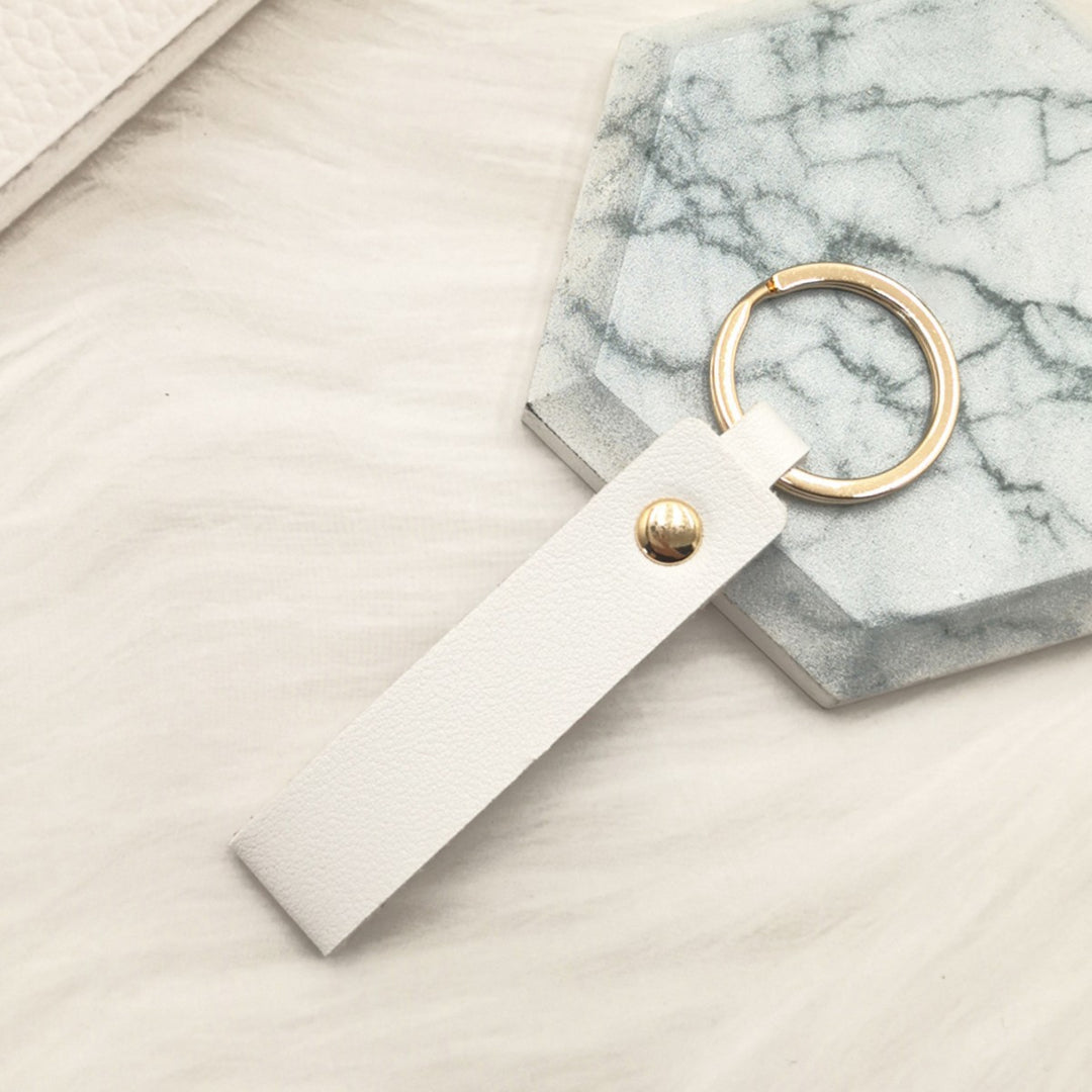 Unisex nøkkelring laget av høykvalitets kunstskinn med elegant metalldekor Skanto