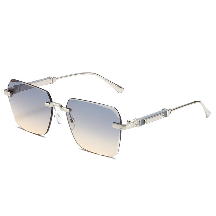 Kvinne motes solbriller med firkantet ramme og luksuriøse detaljer Skanto