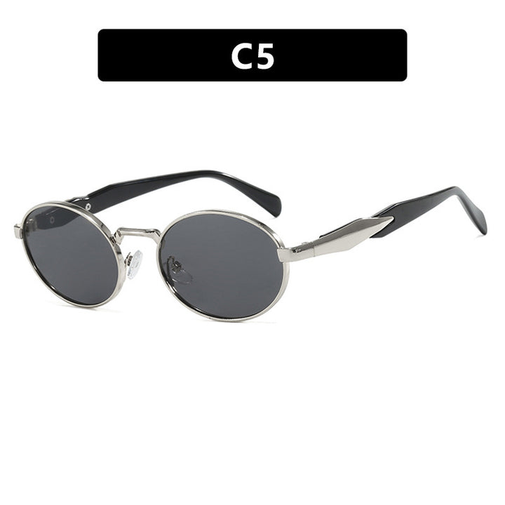 Dame moteriktig solbrille i elegant ovaldesign med trendy detaljer Skanto