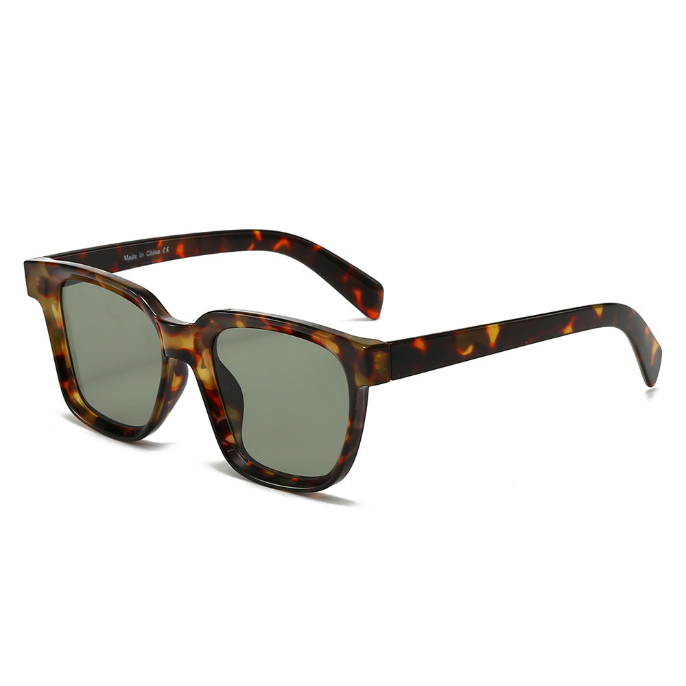 Dame elegant firkantet solbrille med UV-beskyttelse og stabil ramme Skanto