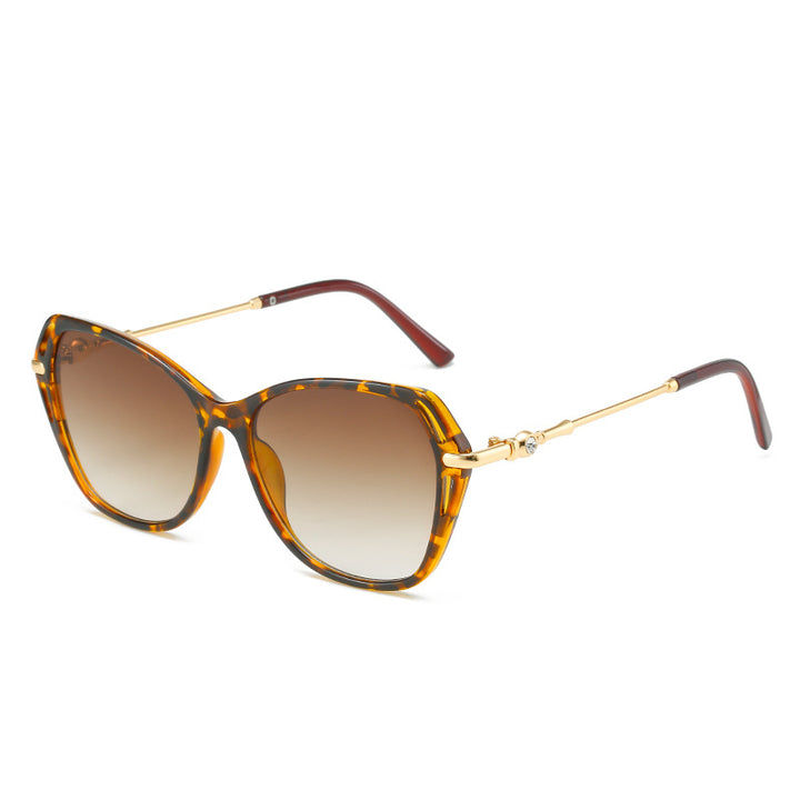 Dame moter Cat-Eye solbrille med elegant metallramme Skanto