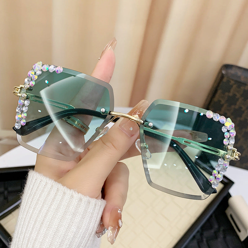 Dame solbrille med ekstravagant strassramme Skanto