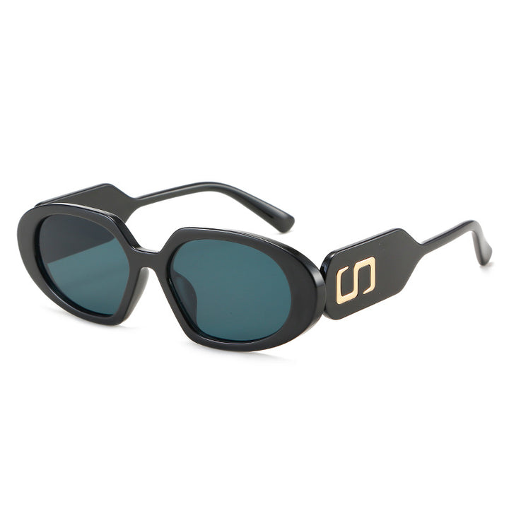 Dame moteriktig solbrille med unikt design og stilfull logo Skanto