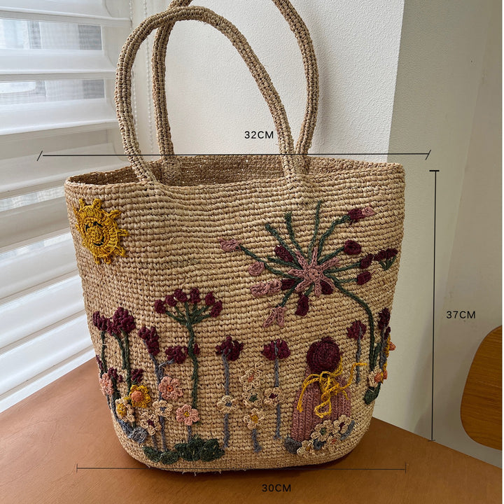 Håndlaget stråveske med blomstermønster broderi Skanto
