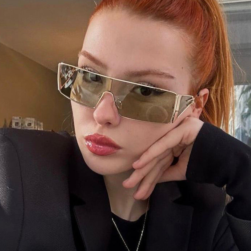 Dame geometrisk solbrille med futuristisk design og slitesterk ramme Skanto