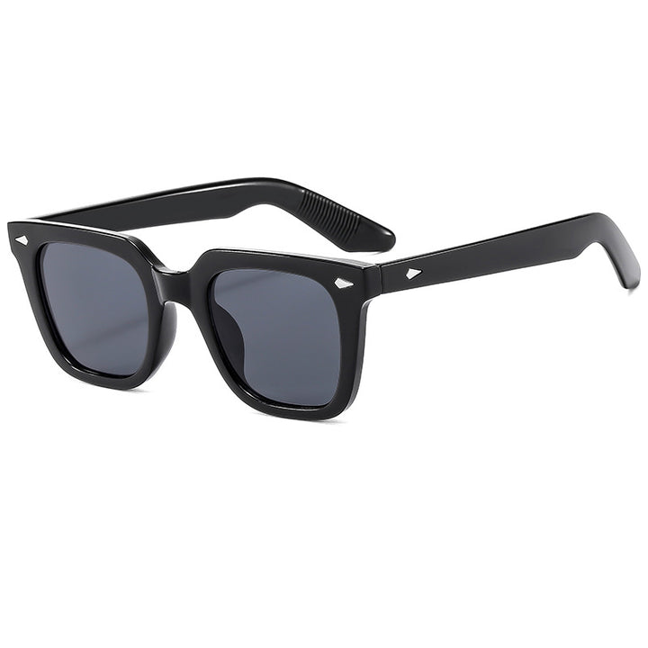 Dame moter briller med oversized, gjennomsiktig ramme Skanto