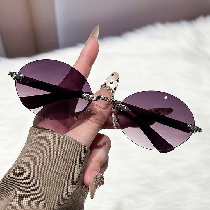 Dame moteriktig og elegant solbrille med ovalt design Skanto