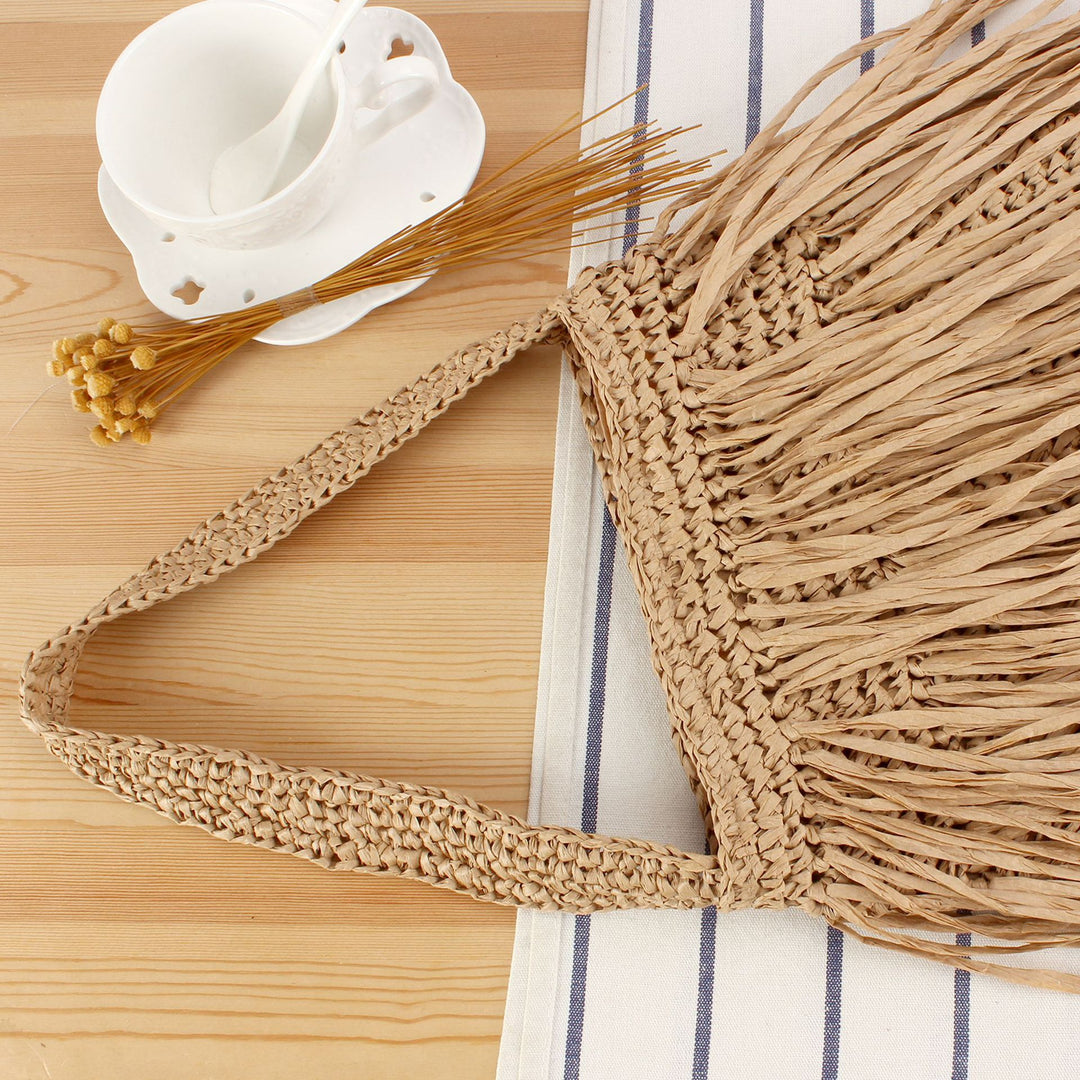 Trendy straw bag with fringed design Skanto