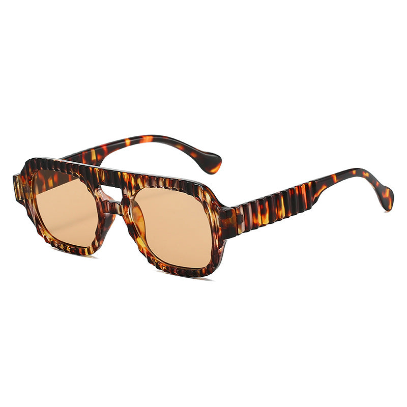 Dame moteriktig solbrille i futuristisk design med strukturert ramme Skanto