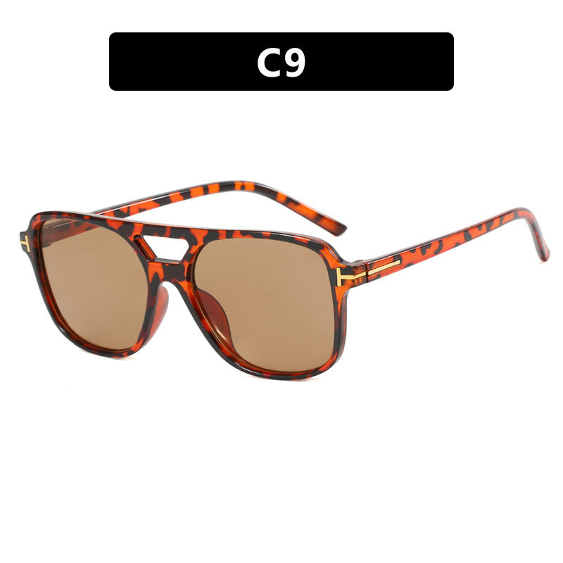 Dame moteriktig solbrille i stilfull ramme Skanto