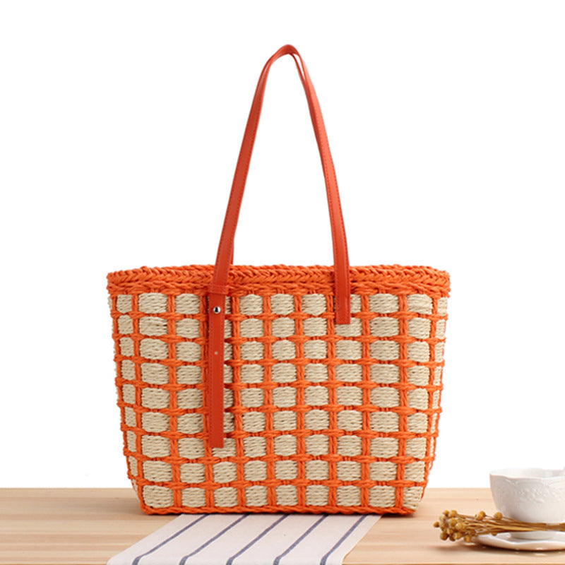 Hand-knotted tote bag in natural material with elegant leather handles Skanto