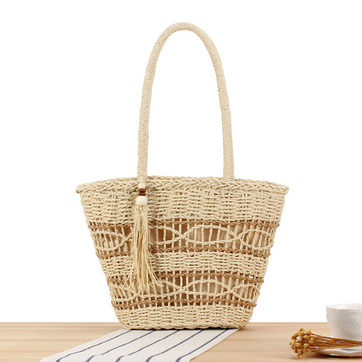 Hand-woven shopping basket in natural wicker with elegant fringe decoration Skanto