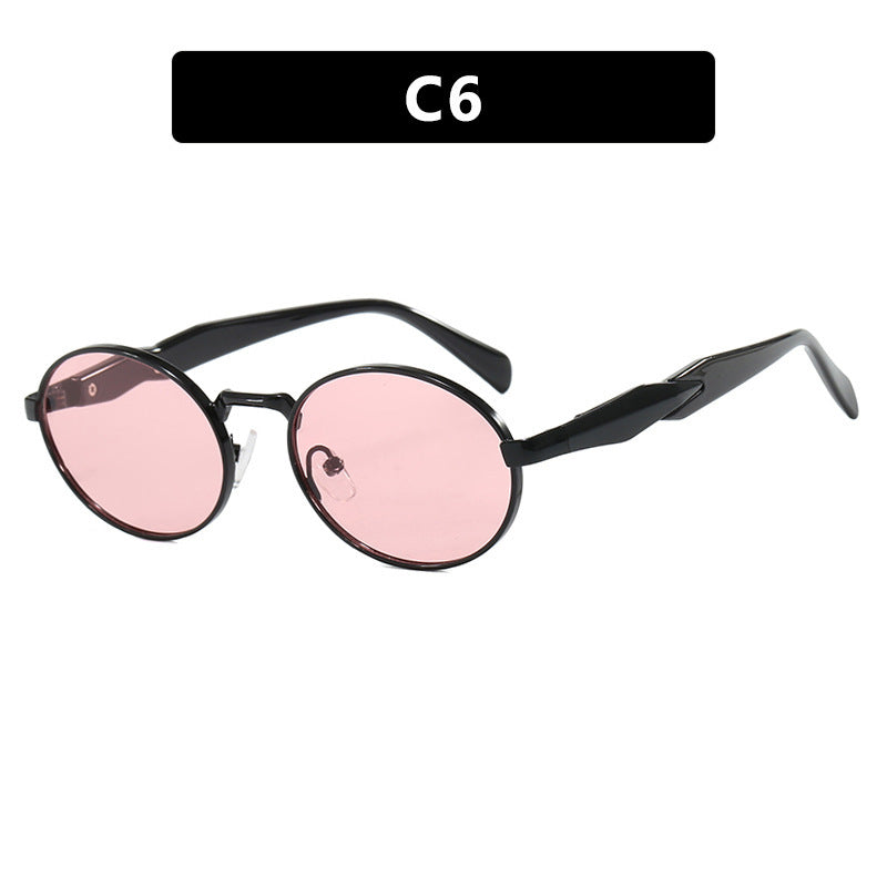 Dame moteriktig solbrille i elegant ovaldesign med trendy detaljer Skanto