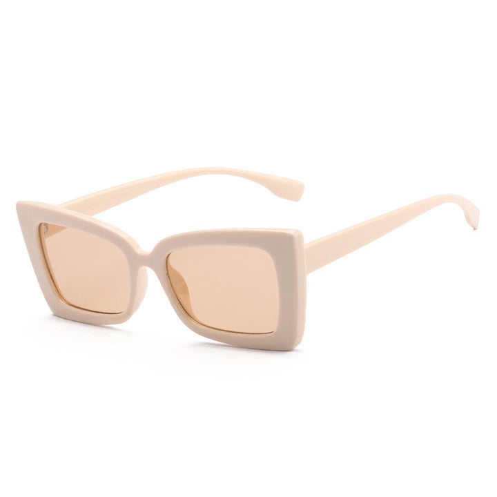 Dame moteriktig solbrille med bred ramme og markant design Skanto