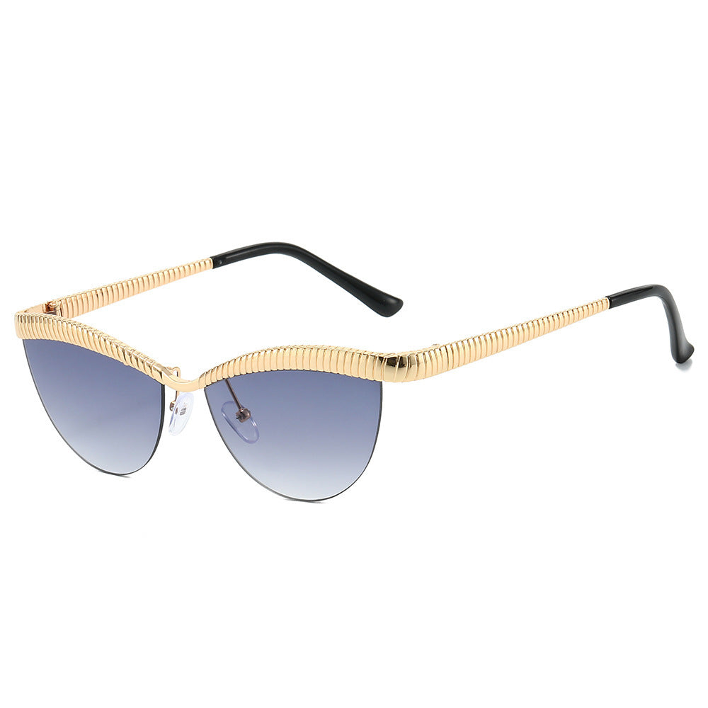 Dame Designer solbrille med unikt, bølget ramme Skanto