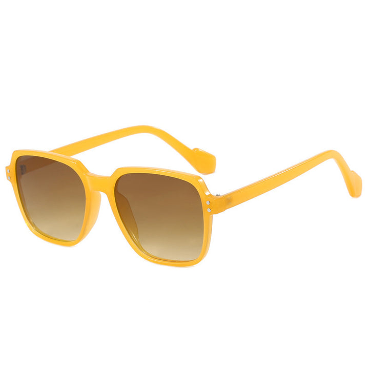 Dame moteriktig solbrille med kraftige, rektangulære linser Skanto