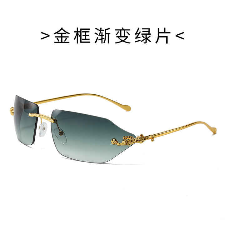 Dame Motefull solbrille med elegant ramme og eksklusive detaljer Skanto