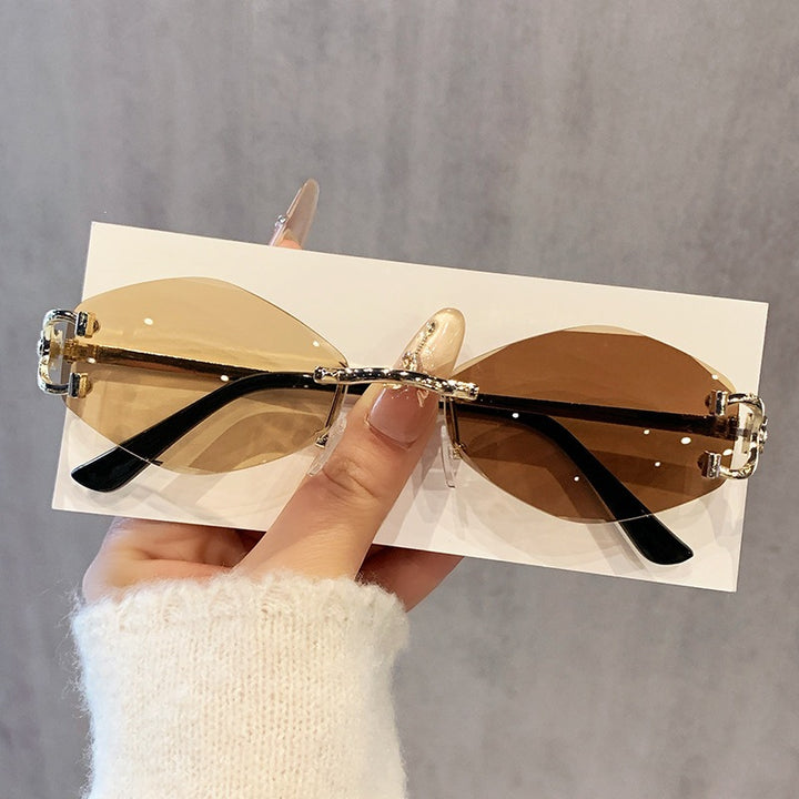 Dame futuristisk solbrille med iøynefallende heksagonalramme og høykvalitets glitrende aksenter Skanto