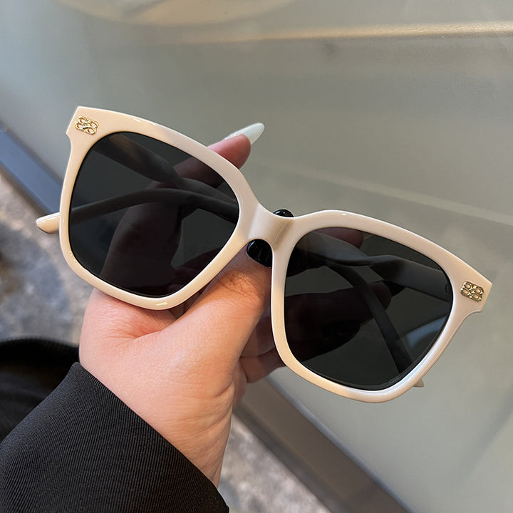 Women's square sunglasses with elegant frame structure and UV protection Skanto