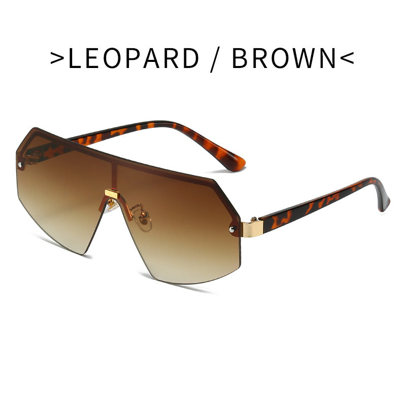 Dame futuristisk oversized solbrille med innovativ ramme Skanto