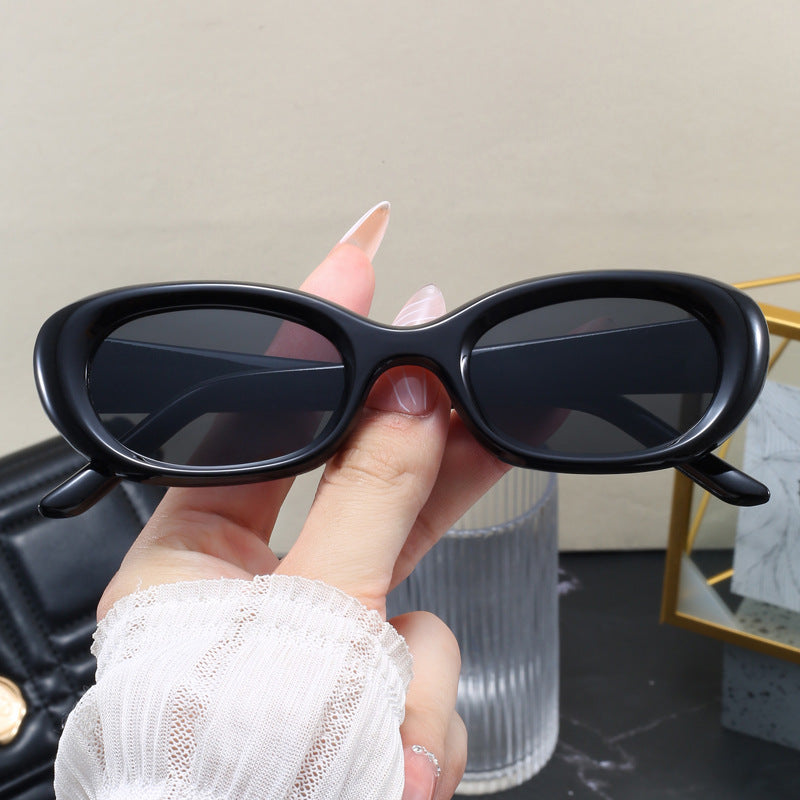Dame moteriktig solbrille med oval design og UV-beskyttelse Skanto