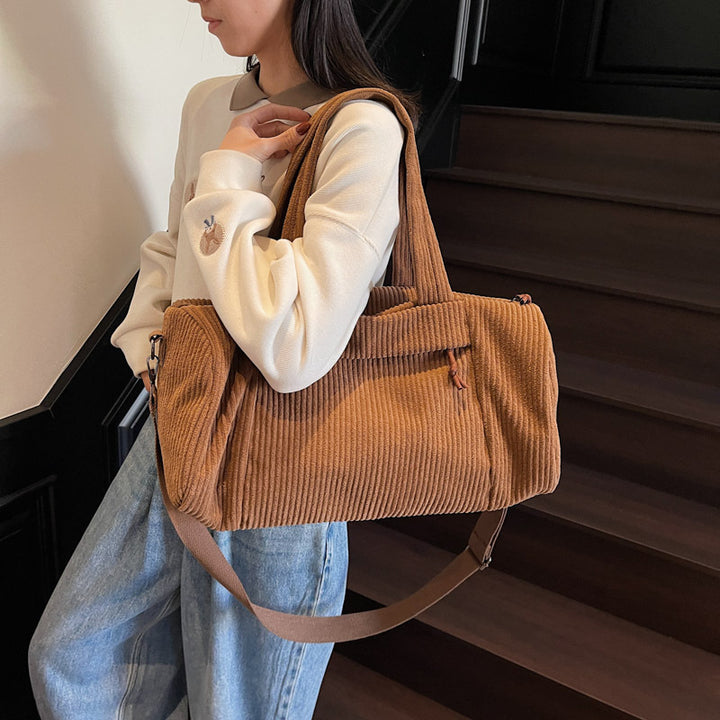 Sporty reiseveske laget av fuzzy cord-materiale med justerbar skulderrem Skanto