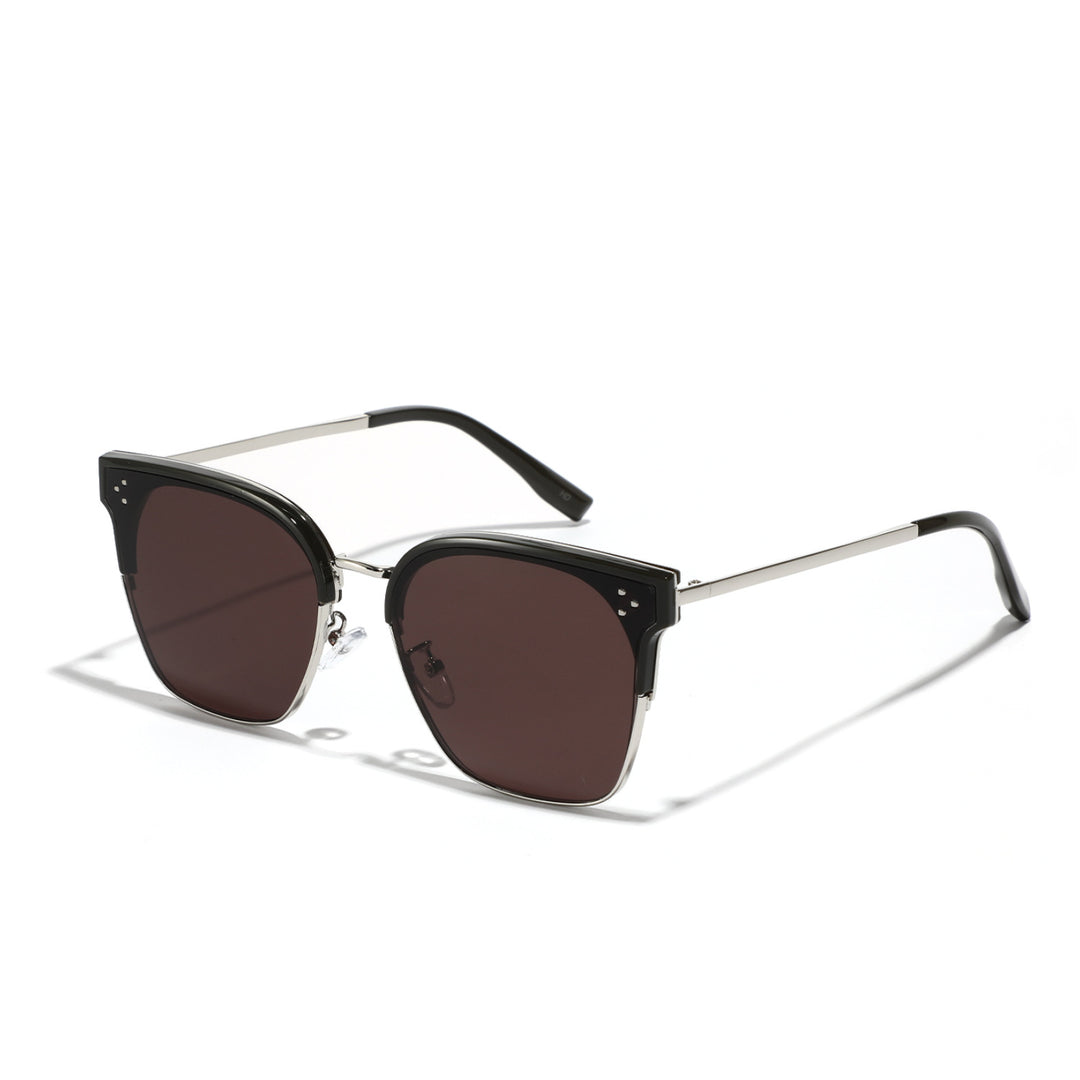 Dame moteriktig solbrille med markant design og kontrastfylt ramme Skanto