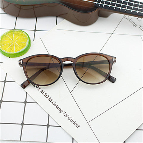 Dame moterik rund solbrille med elegant plastramme Skanto