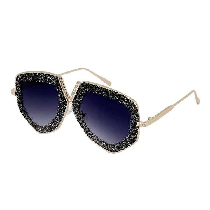 Dame moteriktig solbrille med glitrende ramme og elegant form Skanto