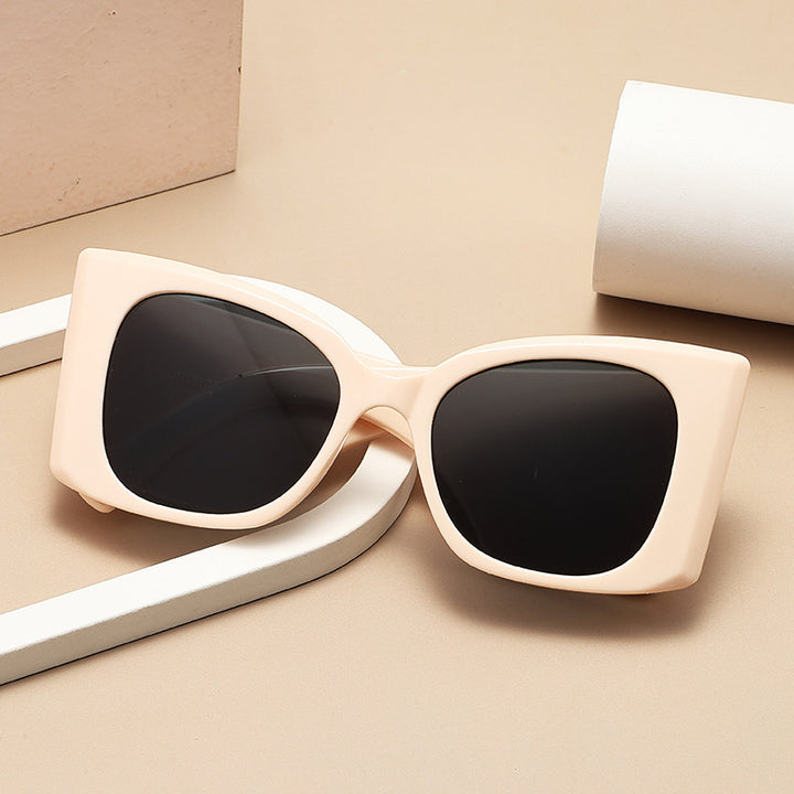 Dame moteriktig oversized solbrille med glamorøst design Skanto
