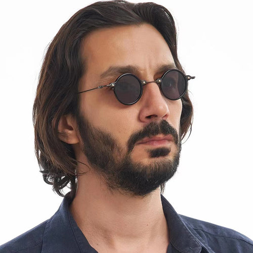 Dame rund solbrille med moderne metallramme og store blå linser Skanto
