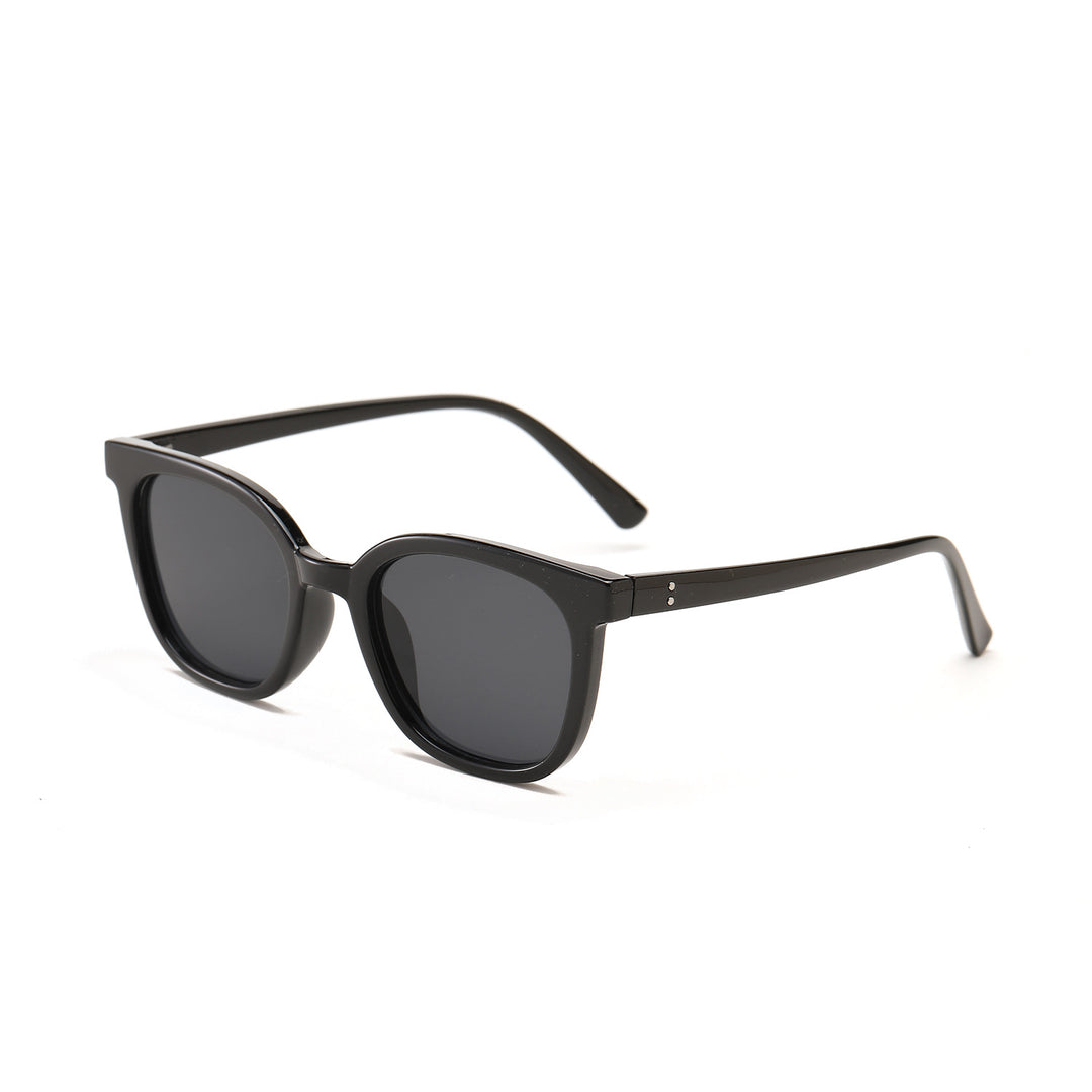 Dame moteriktig solbrille med moderne plastinnfatning Skanto