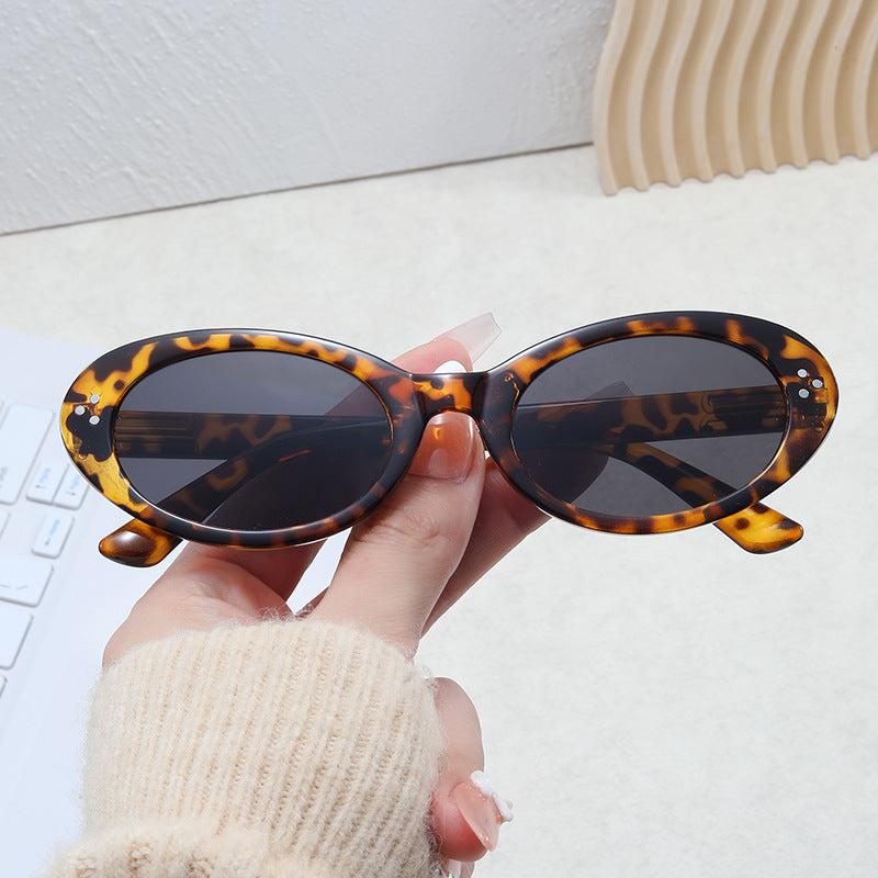 Damer moteriktig solbrille i elegant ovalt design Skanto