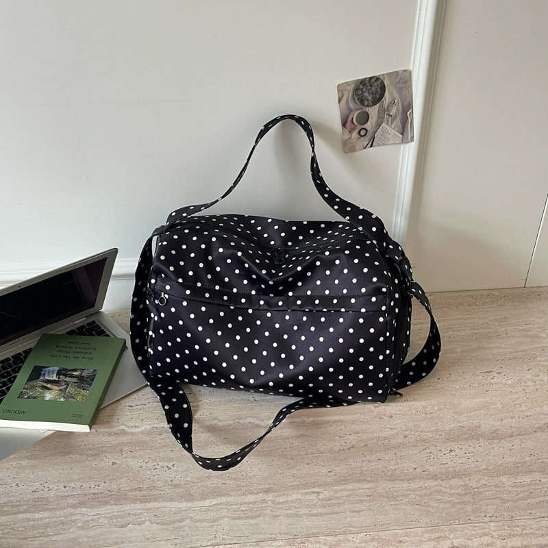 Moderne sporty og reiseveske med prikkete design Skanto