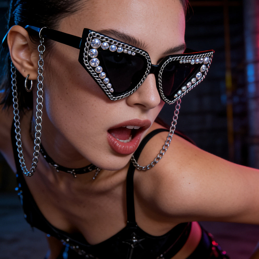 Dame solbrille med unik trekantet ramme og glitrende accenter Skanto