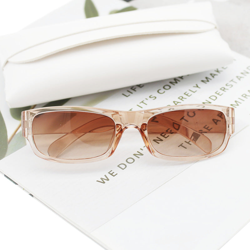 Dame moteriktig solbrille i stilrent rektangulært design Skanto