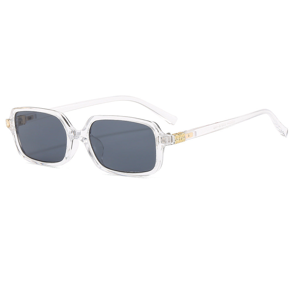 Dame moteriktig solbrille med elegant plastramme og originalt design Skanto