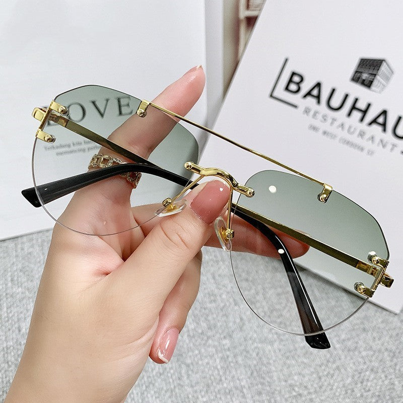 Women's modern pilot sunglasses with gradient lenses and thin metal frame Skanto
