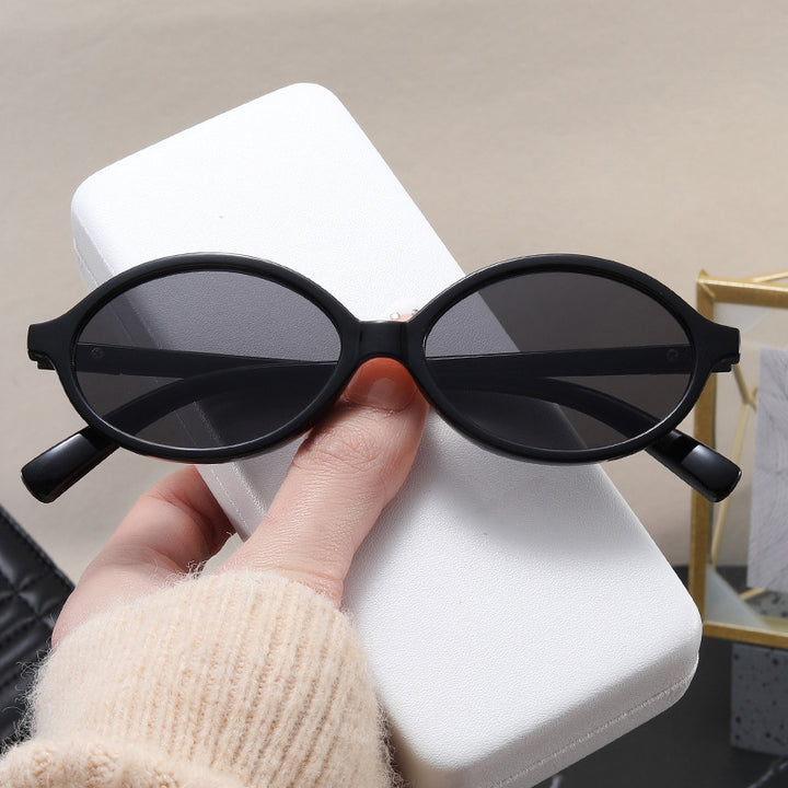 Dame moteriktig solbrille med oval ramme og gyldne detaljer Skanto