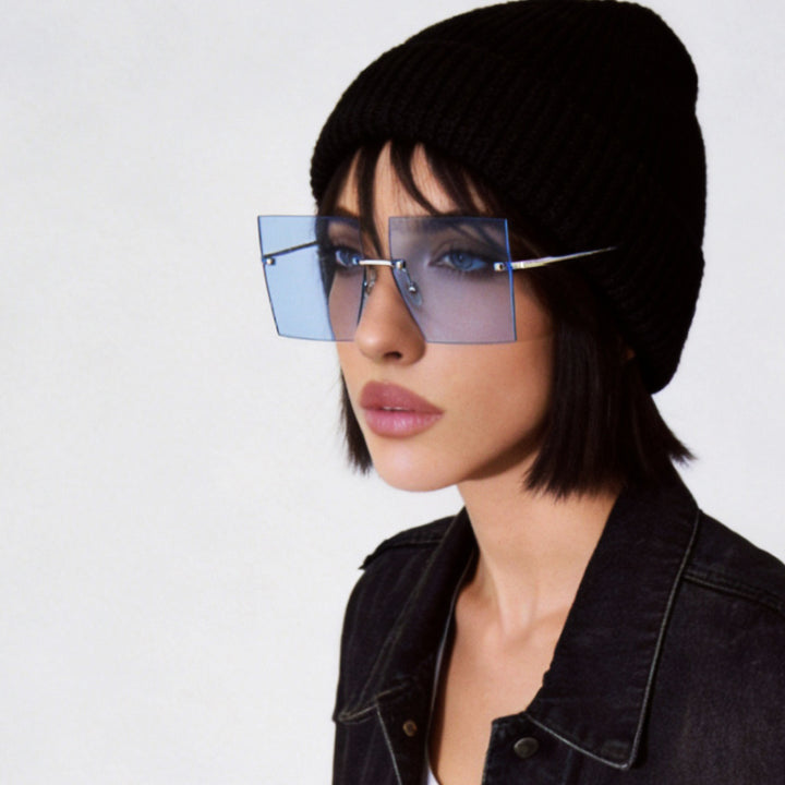 Dame moteriktig kvadratisk solbrille med brede glass og filigran metallramme Skanto