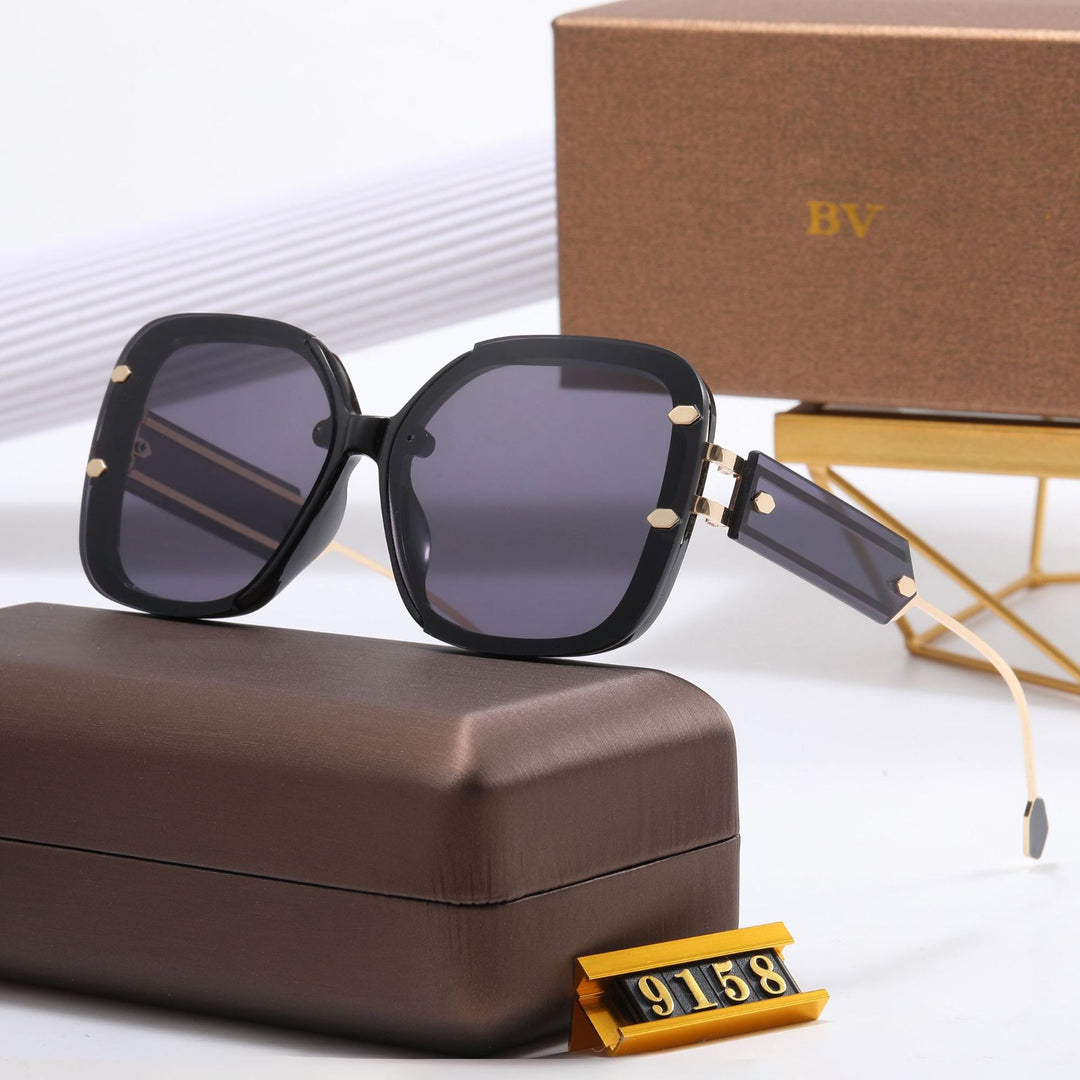 Dame designer-solbrille med ekstravagant ramme Skanto