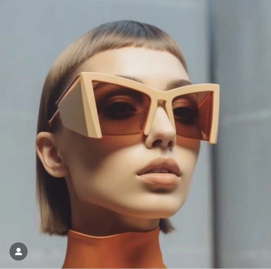 Dame futuristisk solbrille med markant vinkelramme Skanto