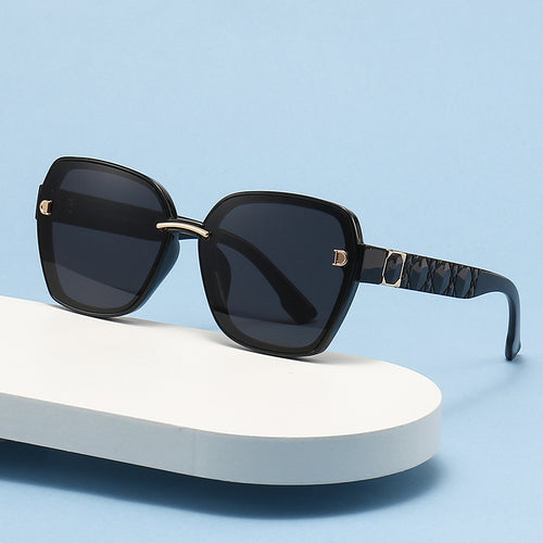 Dame solbrille med stilfull, kvadratisk ramme og elegante detaljer Skanto