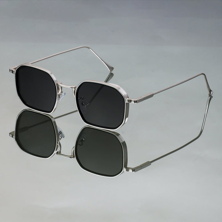 Dame moteriktig solbrille med stilfull, firkantet ramme og UV-beskyttelse Skanto