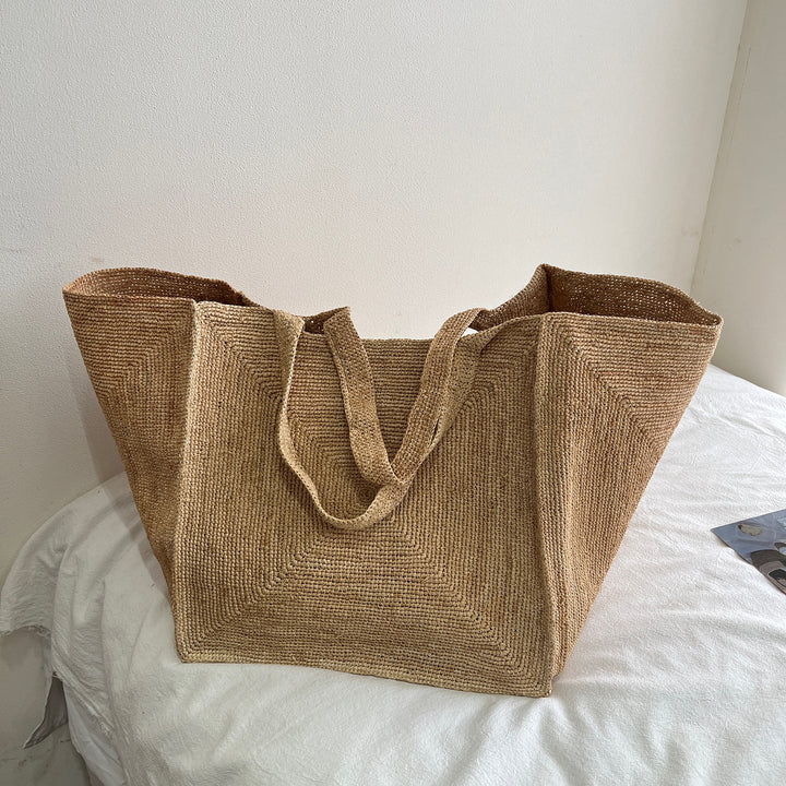 Håndlaget stråveske med stilfull design Skanto