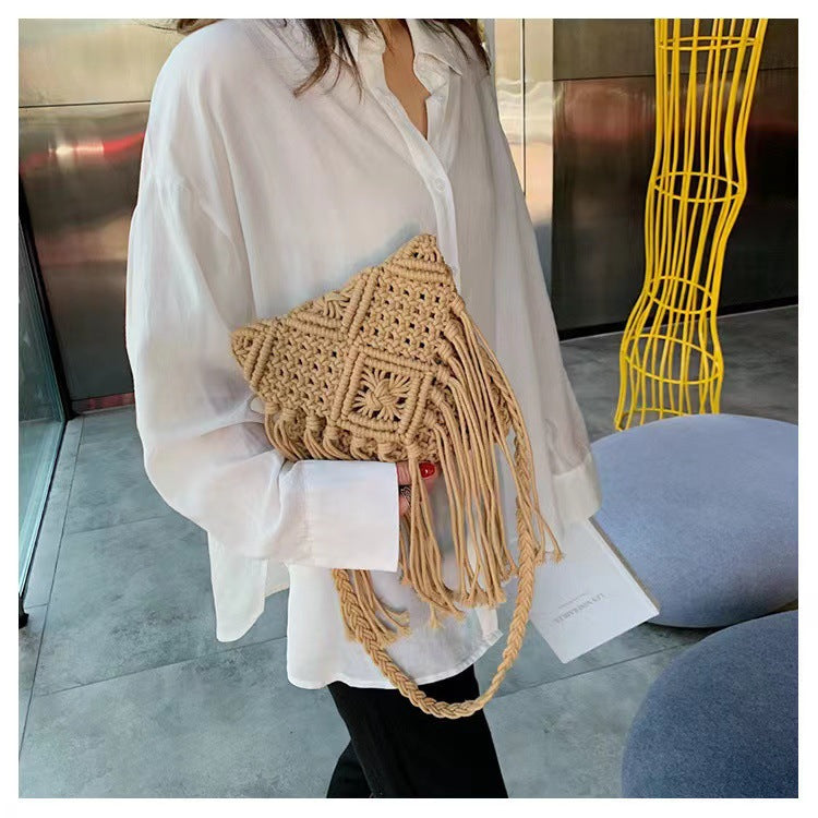 Hand-knotted macrame shoulder bag with fringe Skanto