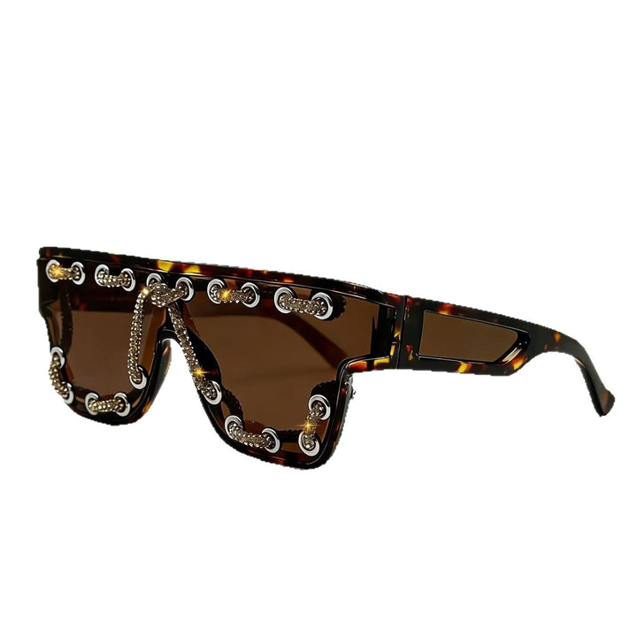 Dame solbrille med ekstravagant design og dekorativ kjedeutsmykning Skanto