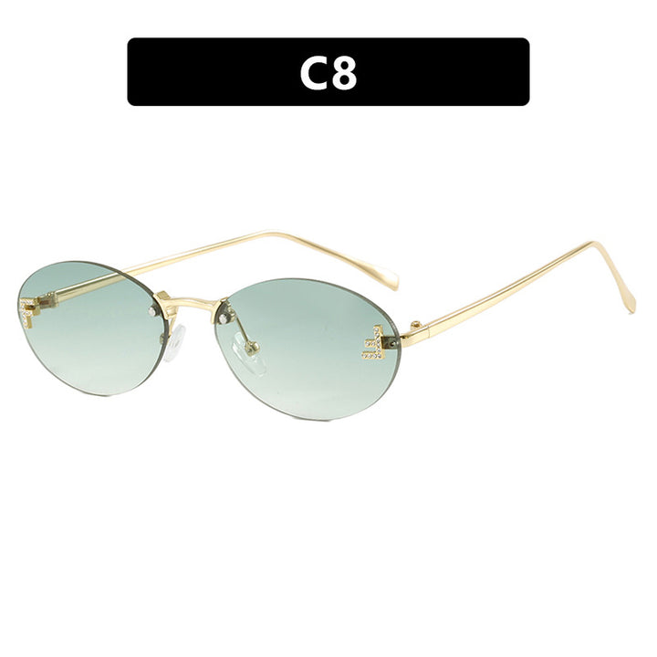 Dame moteriktig solbrille med elegant, speilreflekterende glassfront og filigran metallramme Skanto
