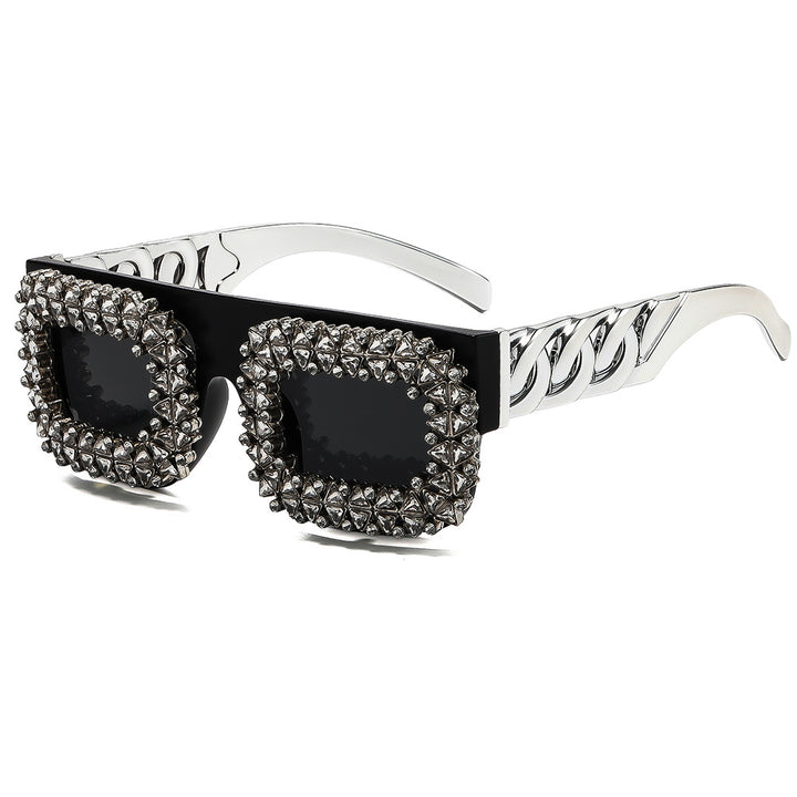 Dame Designer-solbrille med ekstravagante nagledekorasjoner Skanto
